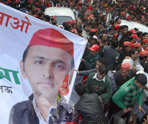 samajwadi party suppoeters smashed Akhilesh - mulayam's posters 
