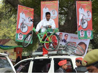 samajwadi party suppoeters smashed Akhilesh - mulayam's posters 