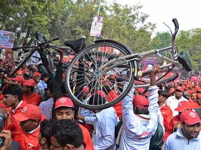 dispute in samajwadi party meeting in noida