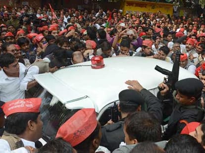 samajwadi party suppoeters smashed Akhilesh - mulayam's posters 