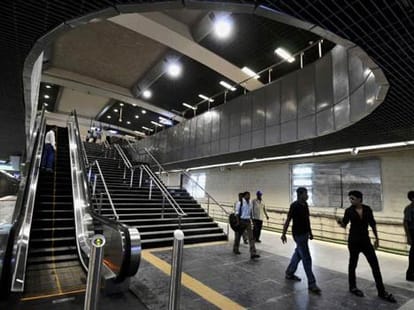 Man enters in subway's tunnel, metro stop