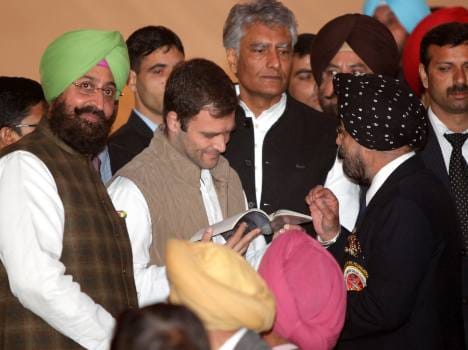 rahul gandhi in chandigarh meet to former soldier