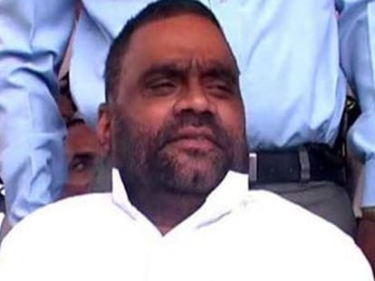swami prasad maurya plays prank with akhilesh in vidhan sabha