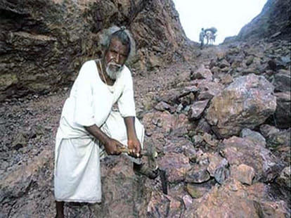 Aamir khan honoured dashrath manjhi