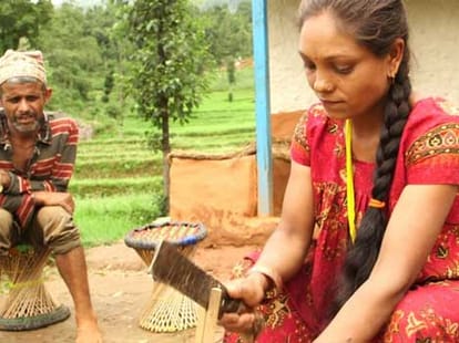 pregnent woman do hard labor in nepal