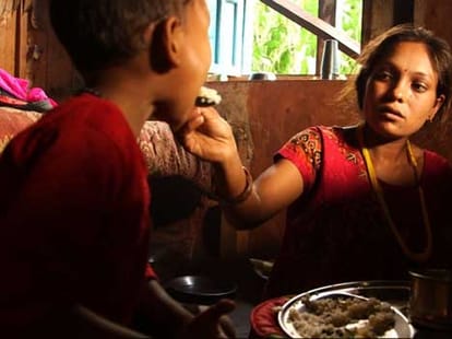 pregnent woman do hard labor in nepal
