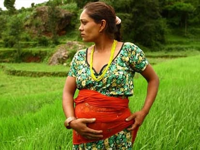 pregnent woman do hard labor in nepal