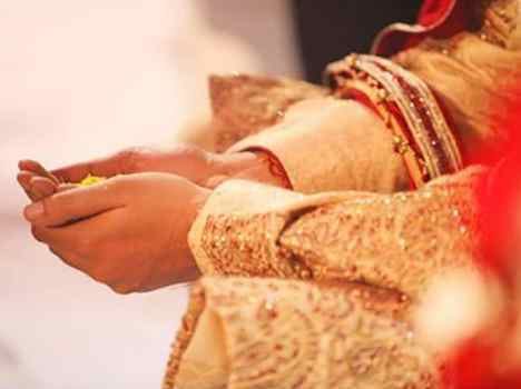 When looking at police groom Ran away Except bride