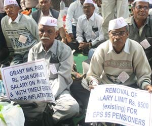 protest in janatar mantar, rupees 4 gettings as a pension