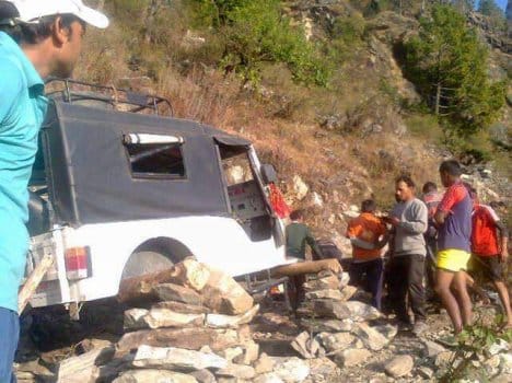 villagers open jeep's parts