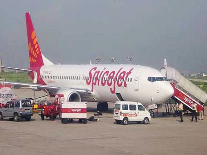 airasia distribute five lakh airticket free 
