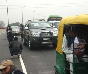rithik roshan movie shooting erupts road jam in delhi