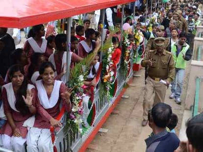 akhilesh yadav's train slips in lucknow