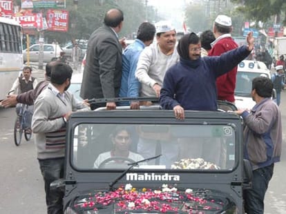 arvind kejriwal criticized sp and bsp