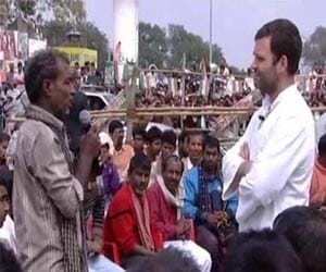 Rahul strikes a chord with rickshaw pullers in banaras