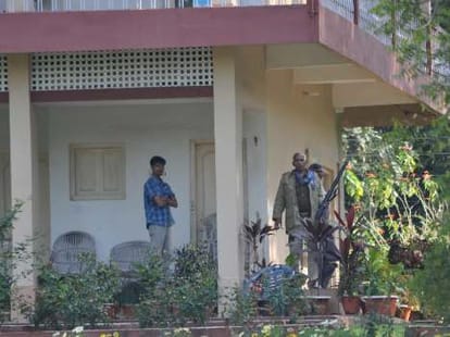 police tightens sahara shri's security, stops media