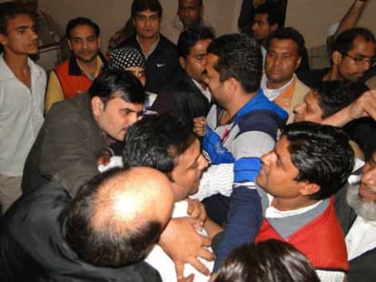 Congress supporter threw ink on the top AAP leaders in Delhi