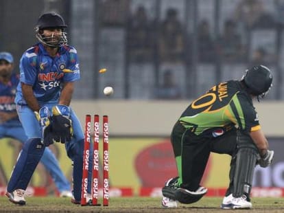 live commentry of last 5 over india vs pakistan