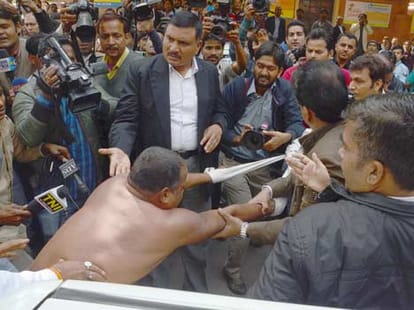 lawyer manoj throwing ink on subrata roy