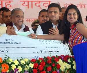 puja yadav gets prize money for lucknow metro logo