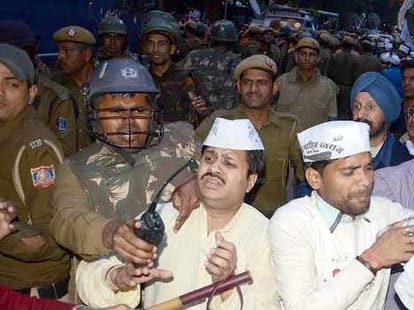 election commission not satisfied with aap's answer