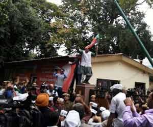 AAP and BJP hurl stones; clash turns violent at BJP office in Delhi