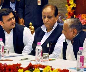 after SC's comment, akhilesh under pressure to resign