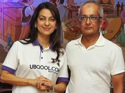 Juhi takes Sukrats help to avoid question on Cleavage issue.