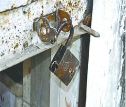 Theft of laptop and ipod in Noida