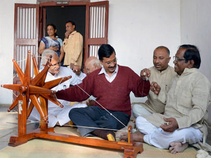 Kejriwal woo auto riksha driver in mumbai