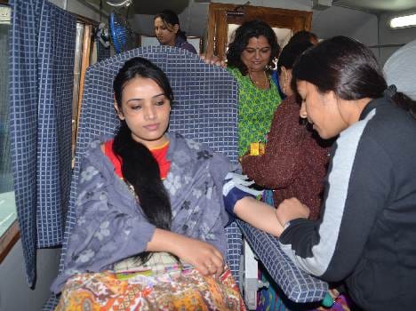 women donate blood on women's day