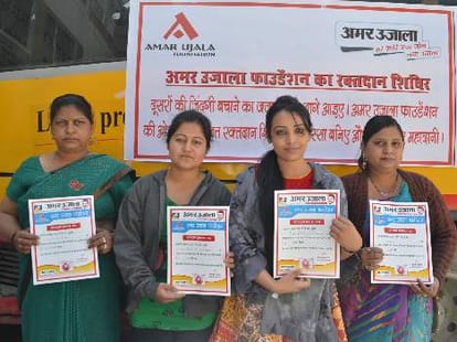 women donate blood on women's day