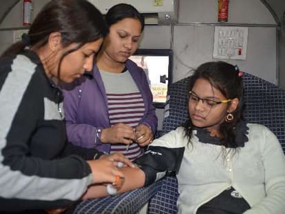 women donate blood on women's day
