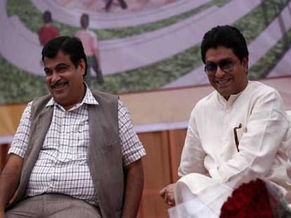 violent clash among shiv sena and mns supporters