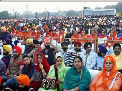 Delhi to make helmets must for women