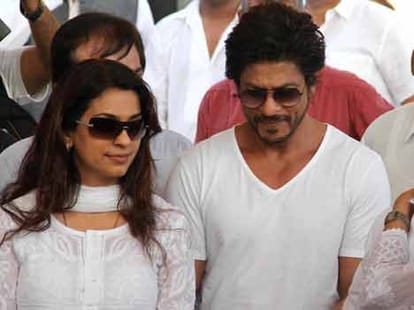 Juhi takes Sukrats help to avoid question on Cleavage issue.