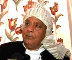 cogress leader suspended for anti rahul speech