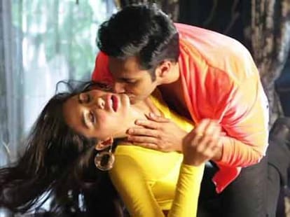 varun dhawan new kisser king