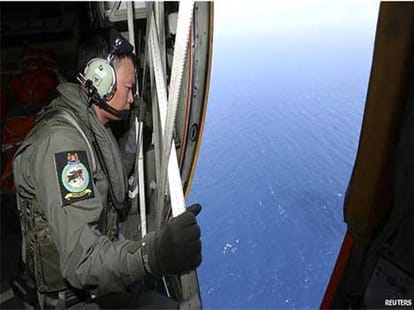 Search for lost passenger aircraft is again on