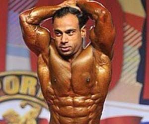 Arnold Schwarzenegger give trophy to 'heera'
