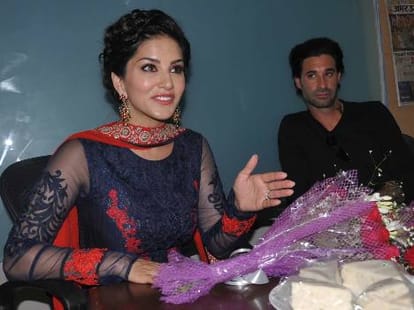 sunny leone visits to lucknow