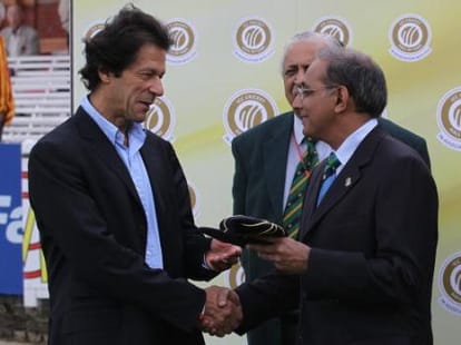 is pak army behind the imraan khan