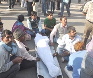 killed in accident, relative put up dead body in road