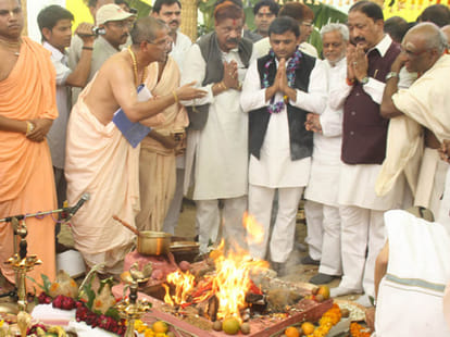 after SC's comment, akhilesh under pressure to resign