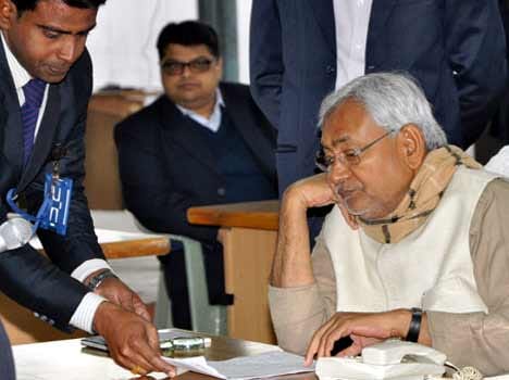 murder accused shares dais with nitish, arrested later