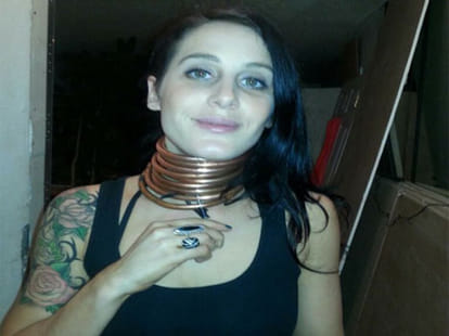 giraffe woman who wears copper rings to enhance her neck