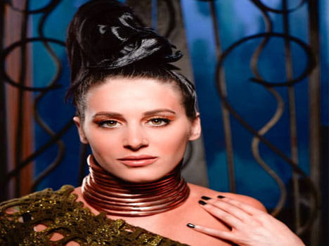 giraffe woman who wears copper rings to enhance her neck