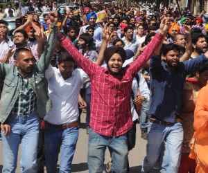 Lathi Charge on students in PU: student leaders and police face to face