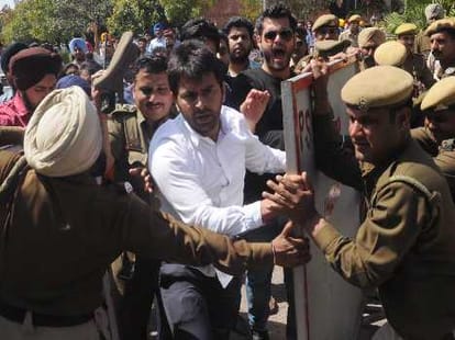 Lathi Charge on students in PU: politics and camapus warm