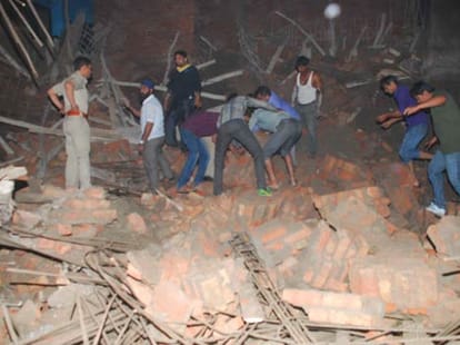 two labours dies on under construction building
